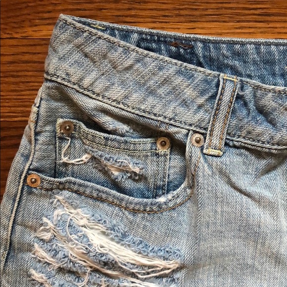 Light wash distressed denim shorts, AEO, size 10. - Picture 2 of 5